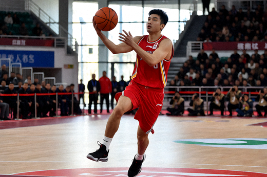 CBA联赛内线对抗瞬间，两名球员在篮下争抢位置