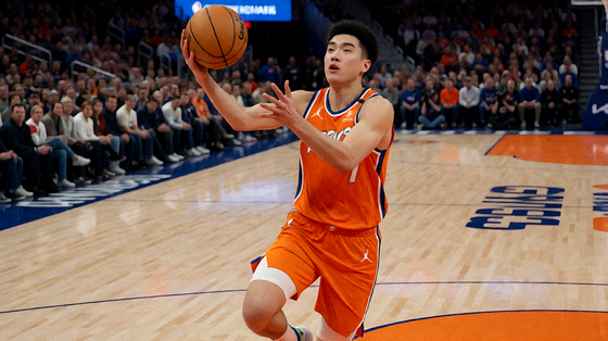 NBA篮球比赛现场球员突破上篮瞬间