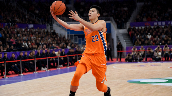 NBA篮球比赛现场球员突破上篮的比赛画面